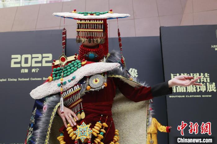 圖為模特展示藏族服飾?！●R銘言 攝