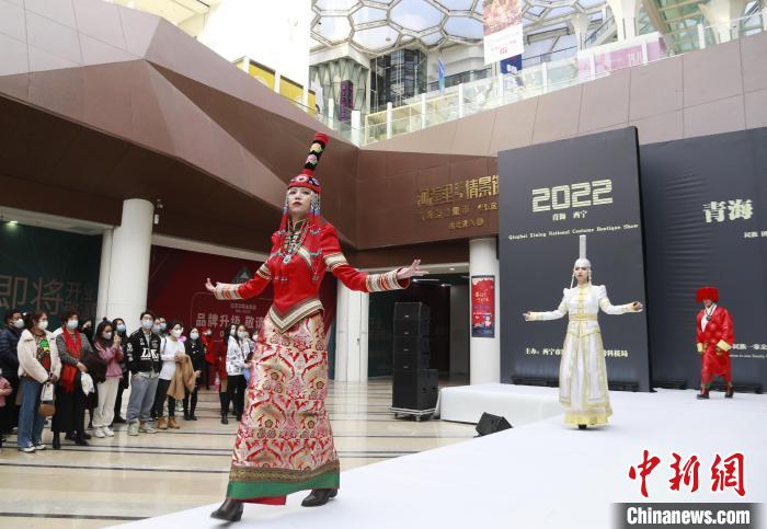 圖為模特身穿民族服飾進行走秀?！●R銘言 攝