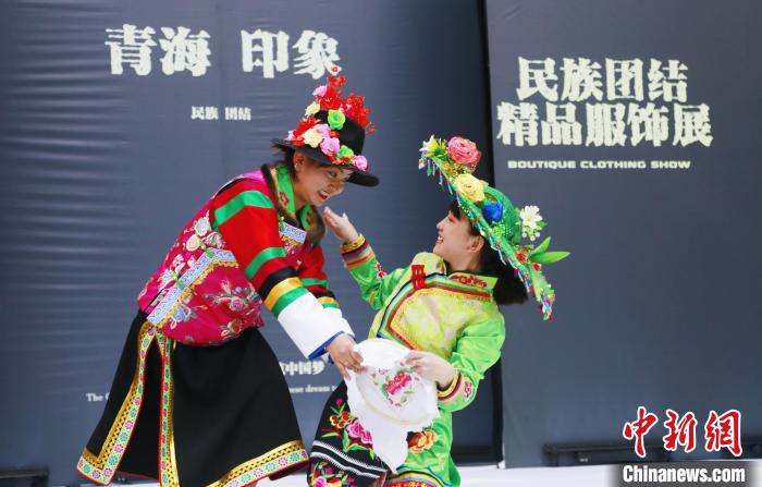 圖為模特身穿土族服飾進行“土族刺繡”表演?！●R銘言 攝