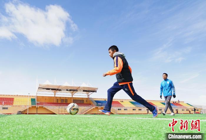 圖為一名男孩運球射門?！●R銘言 攝