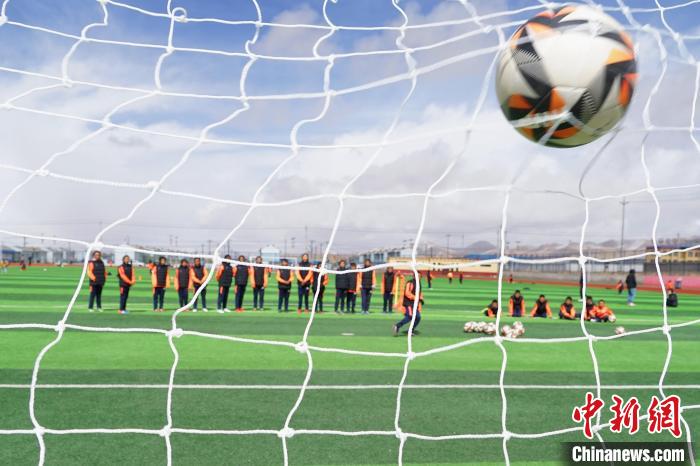 圖為孩子們進行射門訓練?！●R銘言 攝