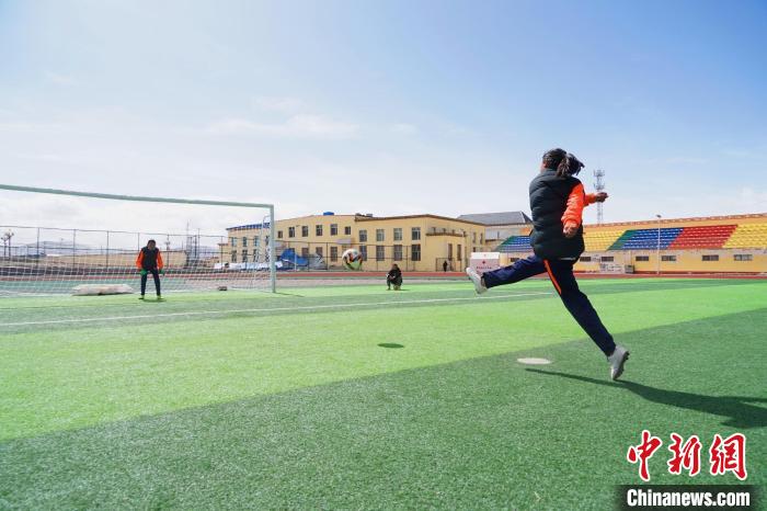 圖為一名女孩進行射門訓練?！●R銘言 攝