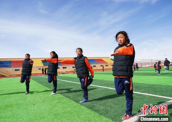 圖為孩子們正在熱身?！●R銘言 攝