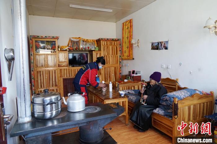 圖為敬老院護(hù)工為老人打掃屋內(nèi)衛(wèi)生。　馬銘言 攝