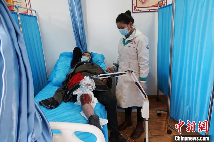 圖為敬老院醫(yī)生用藏藥為老人進(jìn)行治療?！●R銘言 攝