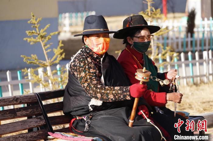 圖為敬老院老人在院內(nèi)曬太陽轉(zhuǎn)經(jīng)桶?！●R銘言 攝