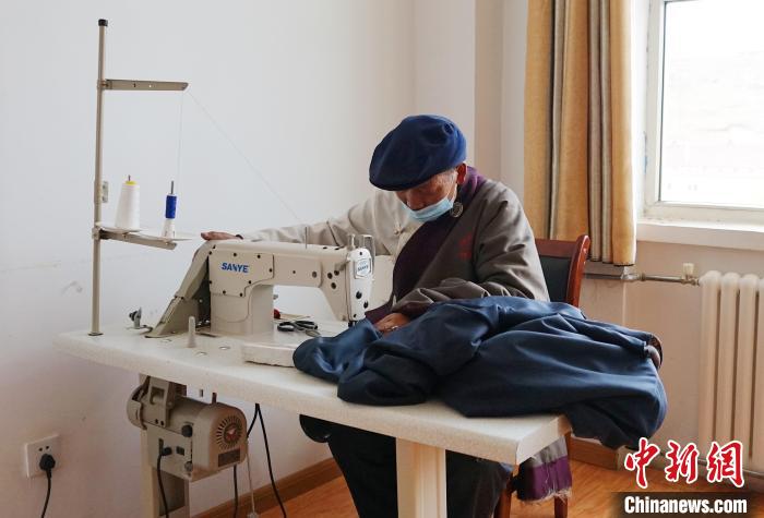 圖為敬老院老人使用縫紉機(jī)?！●R銘言 攝