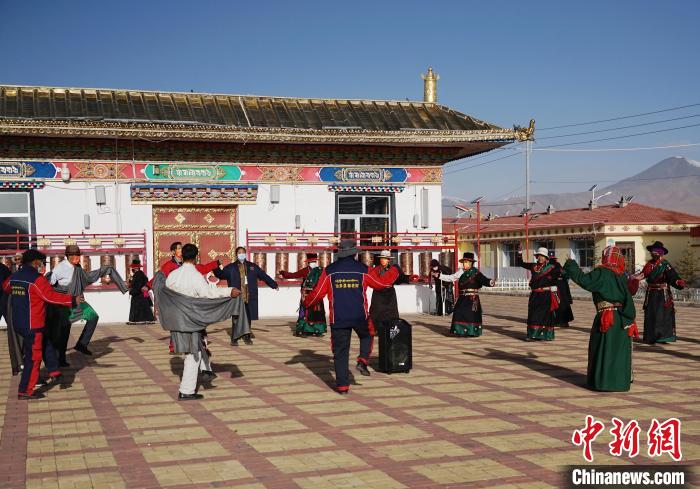 圖為老人們飯后跳起歡快的鍋莊舞蹈。　馬銘言 攝