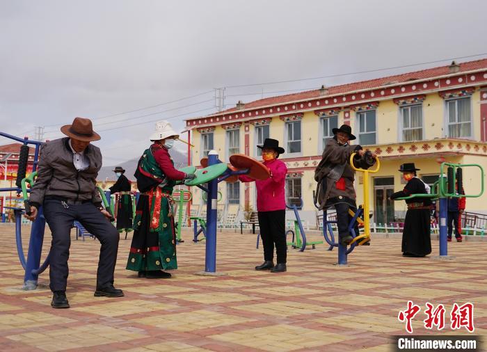 圖為老人們使用健身器材鍛煉身體?！●R銘言 攝