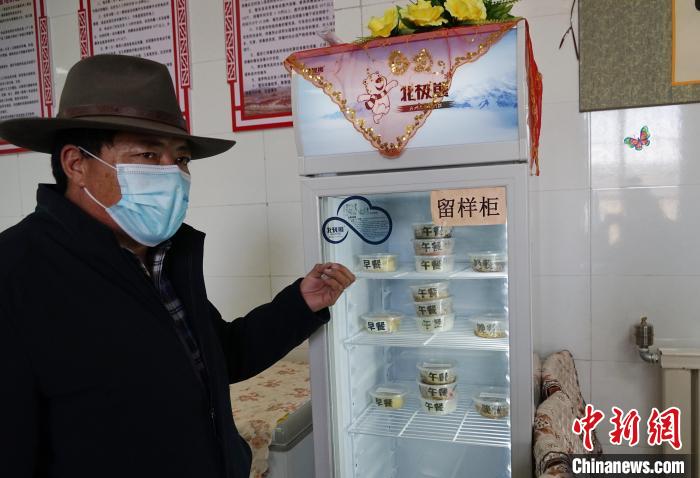 圖為敬老院院長德高介紹，老人們的三餐均有留樣記錄。　馬銘言 攝