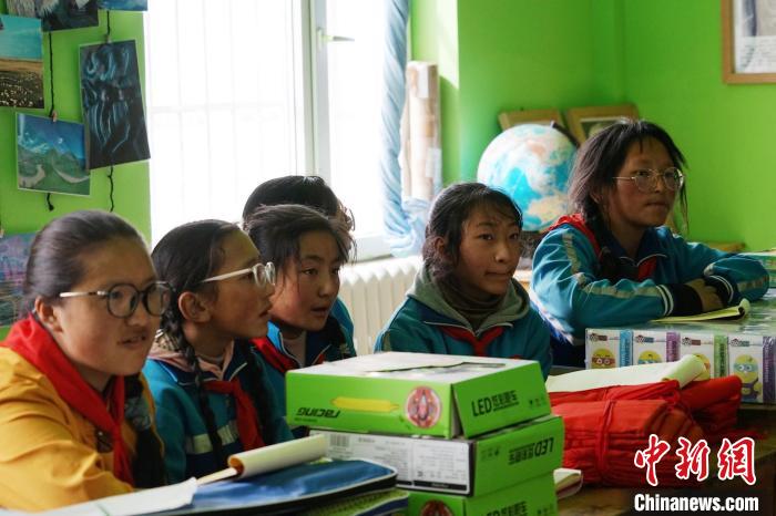 圖為學生正在認真聽生態(tài)課。　馬銘言 攝