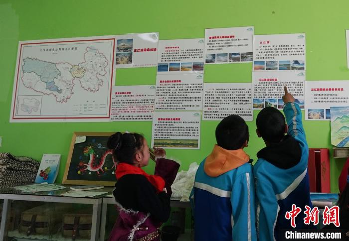 圖為學生在生態(tài)課堂上了解三江源國家公園知識。　馬銘言 攝