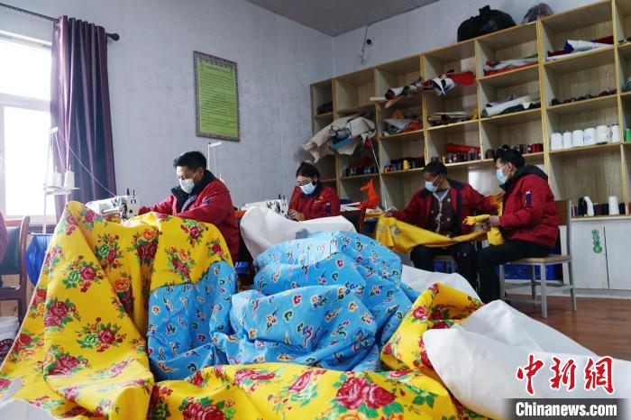 圖為工人們正在制作帳篷。　馬銘言 攝