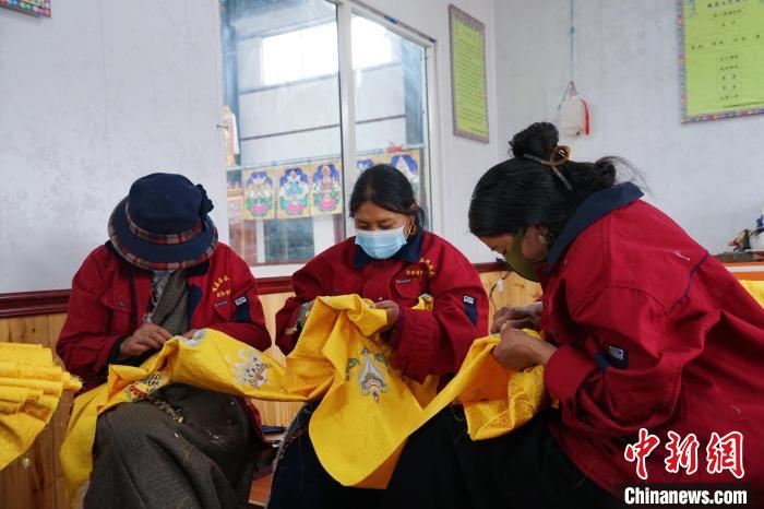 圖為工人正在制作哈達(dá)。　馬銘言 攝