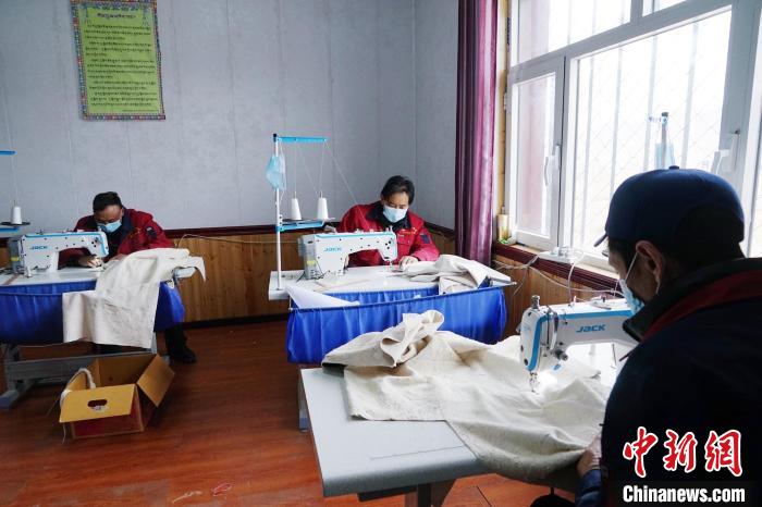 圖為員工正在制作藏服?！●R銘言 攝