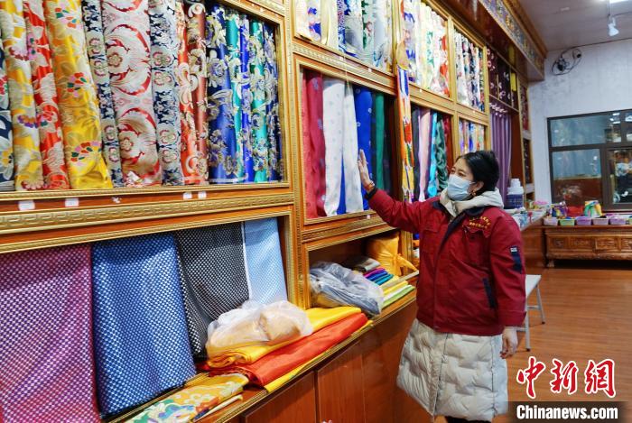 圖為員工清點布匹?！●R銘言 攝