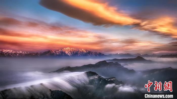 牛背山霞光。　文友琪 攝