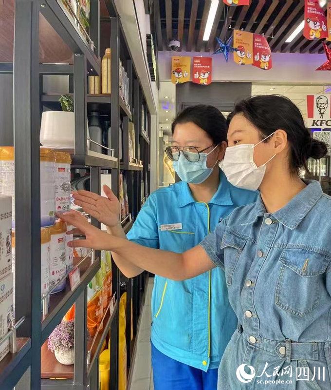 顧客可以在川內(nèi)中國石油加油站便利店內(nèi)選購到品質(zhì)純正的紅原奶粉。張霞攝