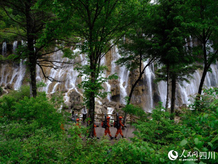 消防救援人員在景區(qū)內(nèi)各個景點(diǎn)巡護(hù)。程雪力攝