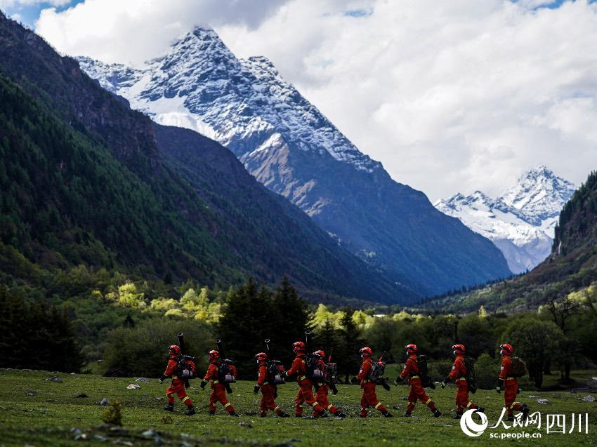 四姑娘山靠前駐防分隊(duì)在四姑娘山下攜裝巡護(hù)。程雪力攝