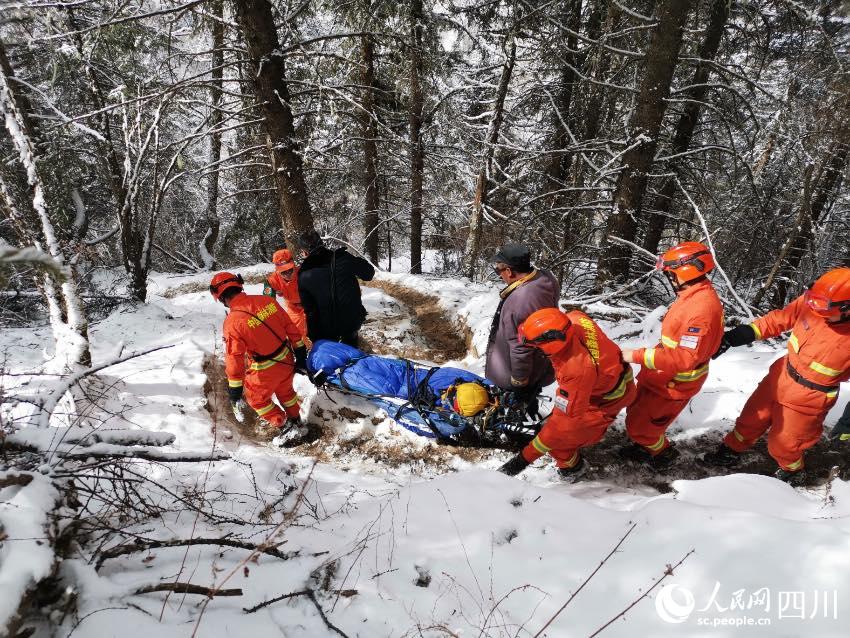 四姑娘山靠前駐防分隊(duì)緊急救援登山墜崖游客。程雪力攝