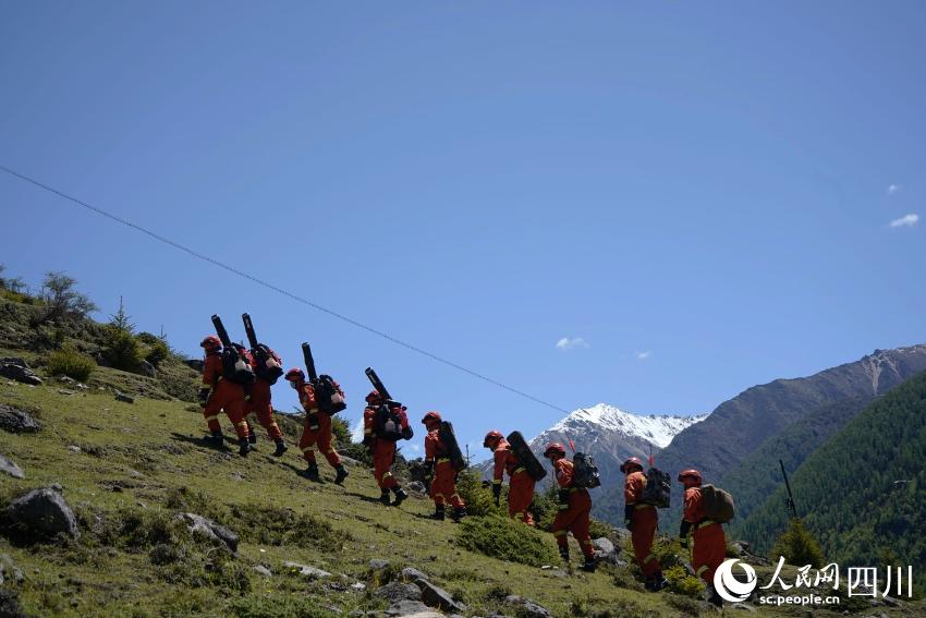用腳步丈量四姑娘山。程雪力攝