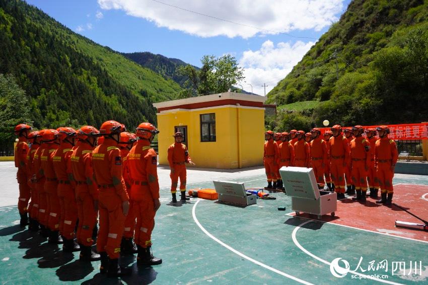 四姑娘山靠前駐防分隊(duì)開展山岳救援訓(xùn)練。程雪力攝