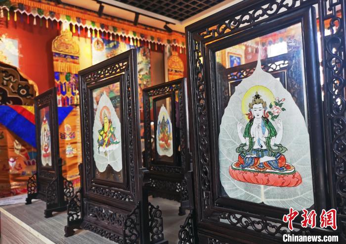 圖為久美尖措創(chuàng)作的藝術(shù)品?！?zhí)砀?攝