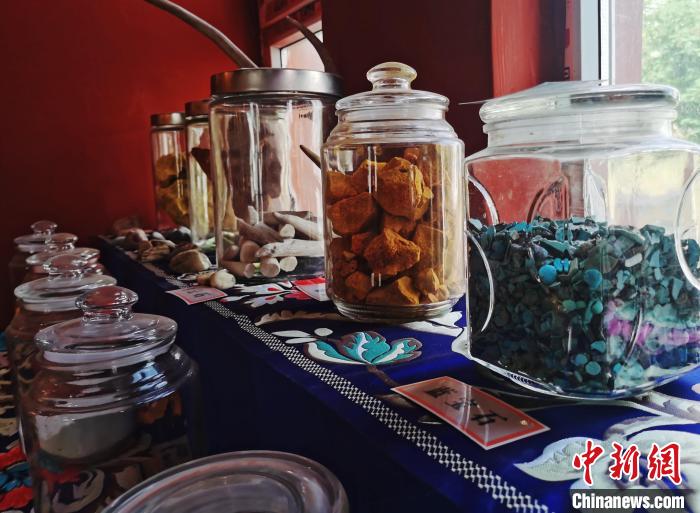 圖為唐卡繪畫礦物顏料展示?！?zhí)砀?攝