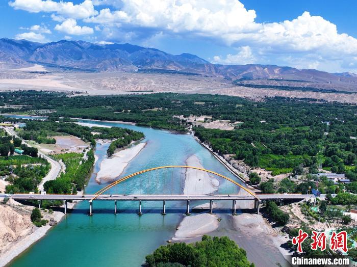 航拍貴德縣黃河岸畔綠意盎然?！●R銘言 攝