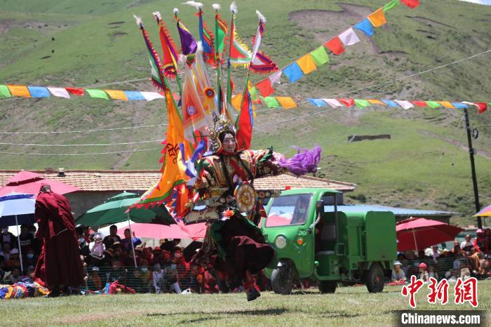 圖為表演現(xiàn)場(chǎng)。　班瑪縣文體旅游廣電局 供圖