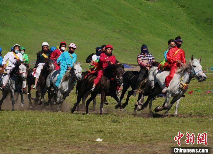 圖為選手進(jìn)行3000米賽馬比賽?！●R銘言 攝