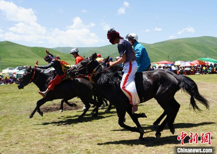 圖為選手進行3000米賽馬比賽?！●R銘言 攝