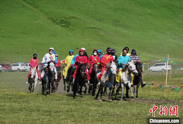 圖為選手進行3000米賽馬比賽。　馬銘言 攝