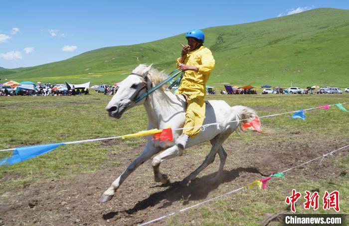 圖為選手進行3000米賽馬比賽?！●R銘言 攝