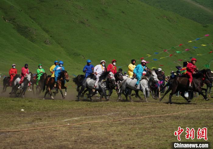 圖為選手進行3000米賽馬比賽?！●R銘言 攝