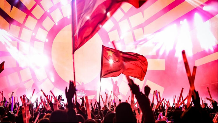 歌迷與歌手互動。阿壩州新聞傳媒中心供圖