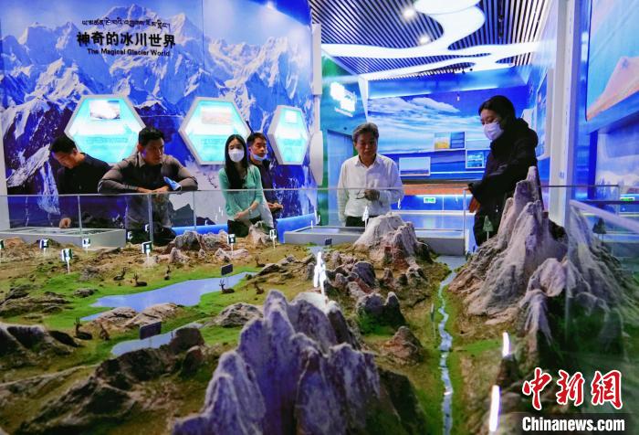 圖為中外嘉賓在玉樹州博物館內參觀?！●R銘言 攝