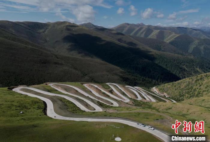 四川壤塘上藍(lán)天路:沿線居民致富的幸福“天路”