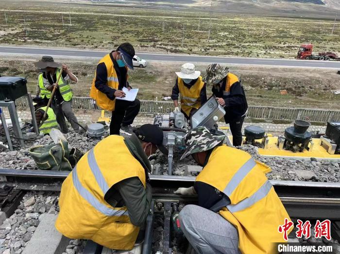 圖為青藏鐵路基礎(chǔ)設(shè)施“升級換代”施工現(xiàn)場?！‖F(xiàn)場作業(yè)人員供圖