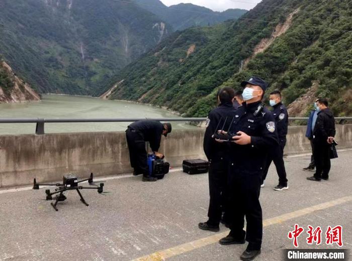 民警組成的搜尋隊利用無人機在震區(qū)開展空中巡查?！「首沃莨簿止﹫D
