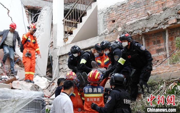 四川消防救援人員開(kāi)展救援。　四川消防 供圖