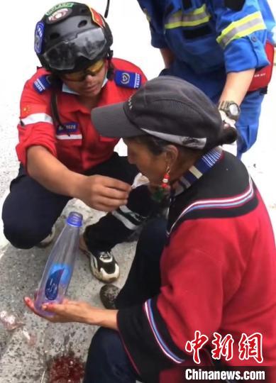 筠連筠愛青年應急救援隊救援人員正在為傷員傷口清理?！∈茉L者供圖