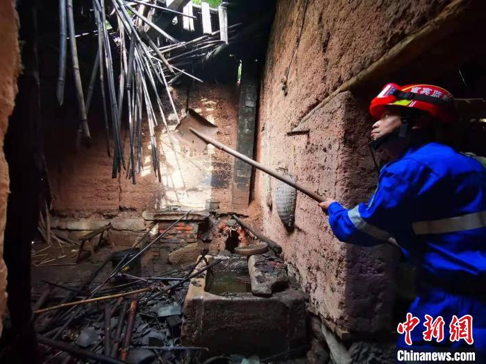 宜賓藍豹應急救援隊搜救組成員劉方杰正在參與救援。　受訪者供圖