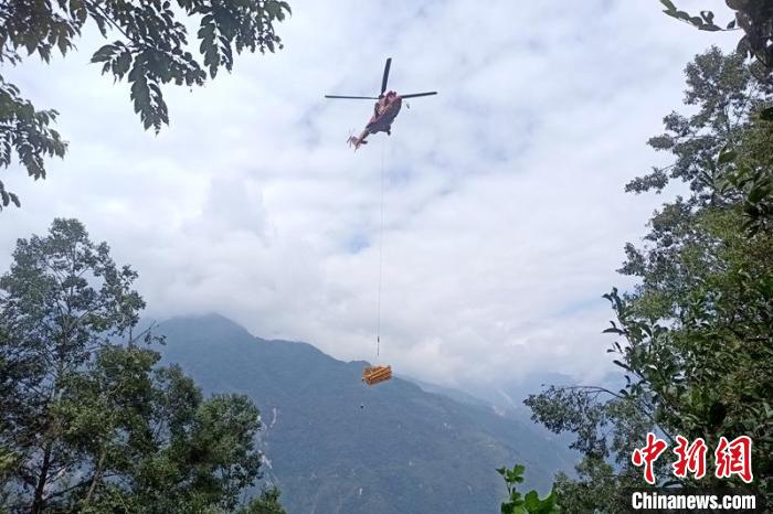 直升機(jī)起飛將搶修塔材運(yùn)往海拔1950米的110千伏唐下線29號(hào)塔位?！⌒鞈c明 攝