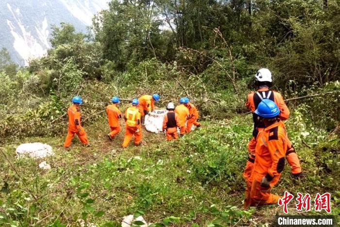 海拔1950米唐29號(hào)塔位搶險(xiǎn)隊(duì)員正搬運(yùn)直升機(jī)吊運(yùn)上山的搶險(xiǎn)材料?！⌒鞈c明 攝