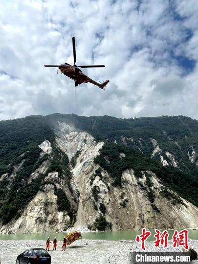 直升機(jī)正在運(yùn)輸110千伏唐下線應(yīng)急塔塔材?！⌒l(wèi)科 攝