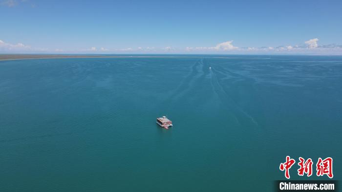 圖為航拍夏日青海湖。　李江寧 攝