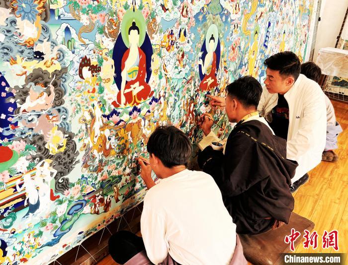 青海唐卡藝術(shù)小鎮(zhèn)：“勞模畫(huà)師”師帶徒，文化扶貧富一方
