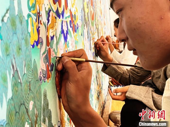 圖為畫師繪畫唐卡?！●R文莉 供圖